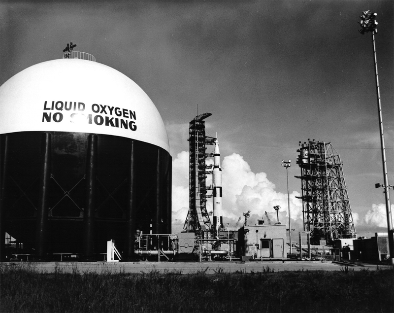 Illustration for article titled Amazing photos from NASA's vaults show how they assembled Apollo 11